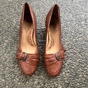 Sofft brown leather heals
